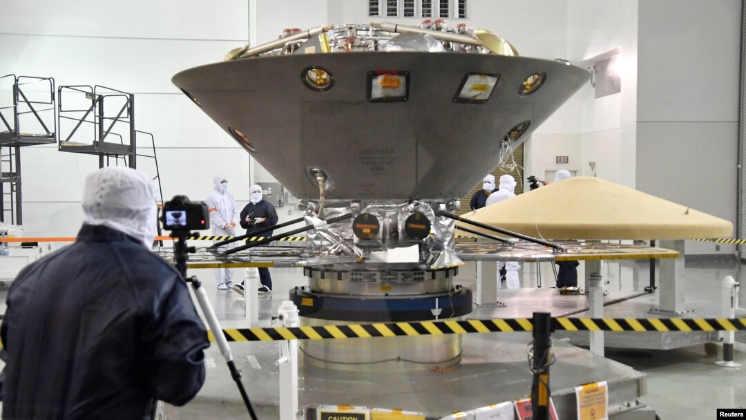 Pesawat Luar Angkasa NASA, Insight, yang dikirim ke kawasan Elysium Planitia di kutub utara Mars, sedang menjalani persiapan peluncuran di Pangkalan Udara Vandenberg, California, 6 April 2018.
