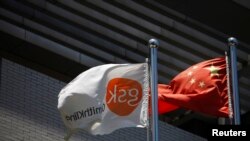 英国医药公司葛兰素史克在中国上海办公楼前标识。
