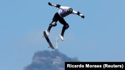 Pemain skateboard Brasil Bob Burnquist terbang di atas jalan raksasa selama kontes MegaRamp di Sambadrome di Rio de Janeiro 26 Agustus 2012, sebagai ilustrasi. (Foto: Reuters/Ricardo Moraes)