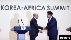 O Presidente da Coreia do Sul, Yoon Suk Yeol, aperta a mão ao Presidente da Mauritânia, Mohamed Ould Cheikh El Ghazouani, após uma conferência de imprensa conjunta durante a Cimeira Coreia-África 2024, em Goyang