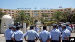 Des policiers assurent la sécurité des touristes à Sousse, Tunisie, 29 juin 2015.