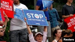 En Estados Unidos activistas han protestado desde que el Departamento de Estado aprobó el proyecto en marzo del 2017.
