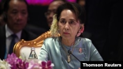 រូបឯកសារ៖ លោក​ស្រី​ អង់សាន ស៊ូជី​ (Aung San Suu Kyi) ​នៅ​ពេល​ដែល​លោកស្រី ចូលរួម​​​ក្នុង​ជំនួប​កំពូល​អាស៊ាន​បូក​៣ នៅ​ទីក្រុង​បាងកក​នៃ​​ប្រទេស​ថៃ ក្នុង​ពេល​កន្លង​មក។