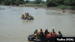 Peserta "Susur Sungai Bengawan Solo" dalam rangka memperingati Hari Air Sedunia 2017 (Foto: VOA/Yudha)