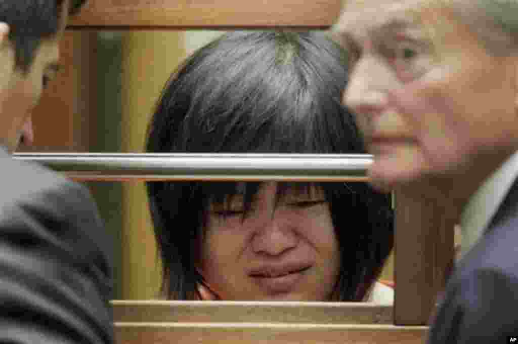 Dr Hsiu Ying "Lisa" Tseng cries during her arraignment, flanked by attornies, Edward Welbourn, left, and Alan Stokke, Friday, March 16, 2012 in Los Angeles. Tseng, a California doctor, has pleaded not guilty to charges of second-degree murder in the presc