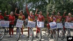 བོད་ཀྱི་གཞོན་སྐྱེས་ཚོས་ཆུ་རས་མ་གཏོགས་དམར་ཧྲེང་པར་རྐང་འཁོར་བསྐོར་བསྐྱོད་བྱས་པ།