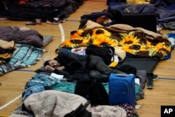 پناهجویان اوکراینی در باشگاه ورزشی در یک شهر مرزی مکزیک منتظر دریافت اقامت به آمریکا هستند - آرشیو