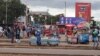 FILE: Abathengisa impahla emigwaqweni eHarare. (Columbus Mavhunga/VOA)