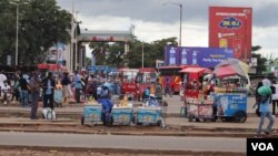 FILE: Abathengisa impahla emigwaqweni eHarare. (Columbus Mavhunga/VOA)