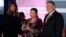 Sayragul Sauytbay dari Kazakhstan menerima penghargaan dari Ibu Negara AS Melania Trump dan Menteri Luar Negeri AS Mike Pompeo, di Washington, 4 Februari 2020. (Foto: AP)