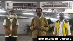 Presiden Jokowi bersama Kepala BNPB (kiri) dan Menteri PUPR (kanan) mengecek kesiapan Rusun Pasar Rumput sebagai tempat isolasi pasien covid-19 gejala ringan dan OTG di Jakarta, Rabu (7/7) malam. (Foto:Courtesy/Biro Setpres)