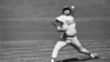 ARCHIVO - El lanzador de los Dodgers de Los Ángeles Fernando Valenzuela lanza contra un bateador de los Gigantes de San Francisco durante la primera entrada en el Candlestick Park, el 3 de octubre de 1982, en San Francisco y falleció el 22 de octubre de 2024. 