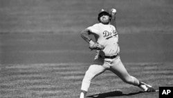 ARCHIVO - El lanzador de los Dodgers de Los Ángeles Fernando Valenzuela lanza contra un bateador de los Gigantes de San Francisco durante la primera entrada en el Candlestick Park, el 3 de octubre de 1982, en San Francisco y falleció el 22 de octubre de 2024. 