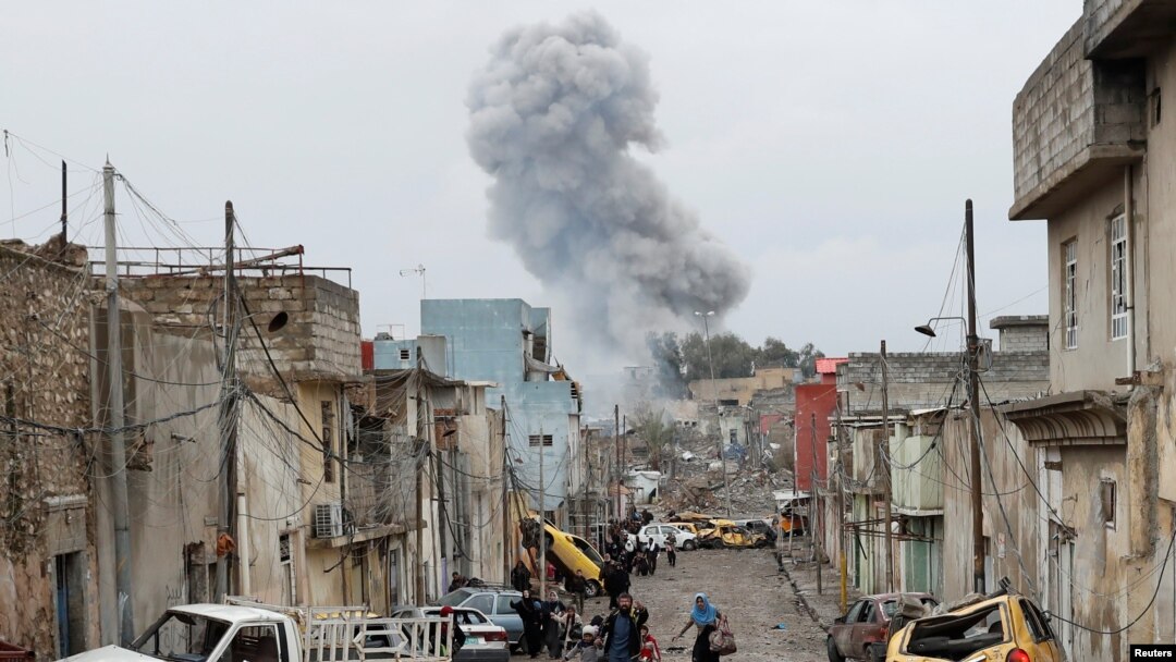 Satu keluarga Irak meninggalkan kawasan Mosul yang dikuasai ISIS menuju tentara pasukan khusus saat pertempuran di Mosul, Irak, 4 Maret 2017.