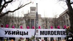示威者2024年2月18日在俄罗斯驻柏林大使馆前抗议并指责莫斯科谋杀了俄罗斯反对派领导人阿列克谢∙纳瓦尔尼（Alexei Navalny）。（美联社）
