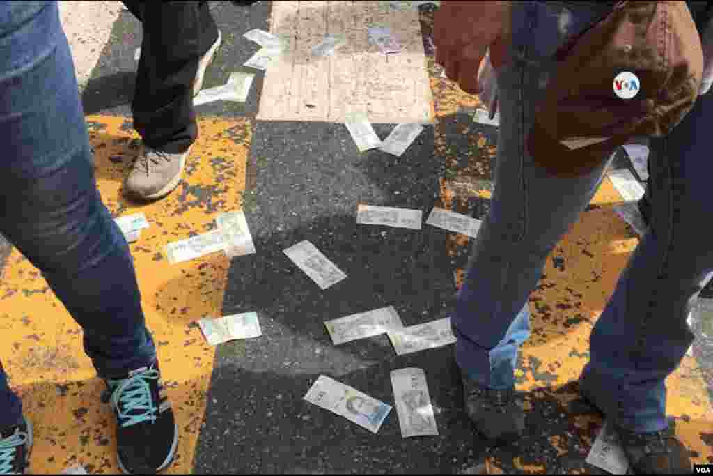 Bolívares devaluados tirados en el piso durante la protesta como símbolo de la hiperinflación y la crisis económica que atraviesa Venezuela.