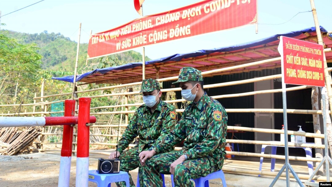 Biên phòng canh gác tại một chốt kiểm soát dịch ở biên giới Việt Nam.