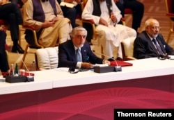 Abdullah Abdullah, centro, presidente del Alto Consejo para la Reconciliación Nacional de Afganistán, asiste a la sesión de apertura de las conversaciones de paz entre el gobierno afgano y los talibanes, en Doha, Qatar, el 12 de septiembre de 2020.