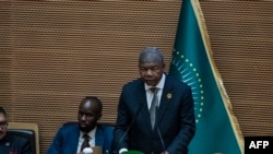 O recém-eleito Presidente da União Africana e Presidente de Angola, João Lourenço (à direita), discursa durante a 38.ª Cimeira da União Africana (UA), onde os líderes elegerão um novo chefe da Comissão da UA, na sede da UA em Adis Abeba, a 15 de fevereiro de 2025