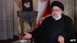 Presiden Iran Ebrahim Raisi saat wawancara dengan jaringan televisi berita milik negara Qatar Al-Jazeera di Teheran. (Foto: AFP)