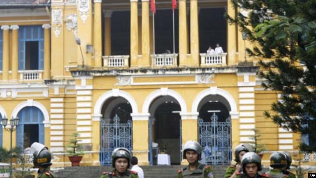 Công an canh gác trước Tòa án Nhân dân TPHCM