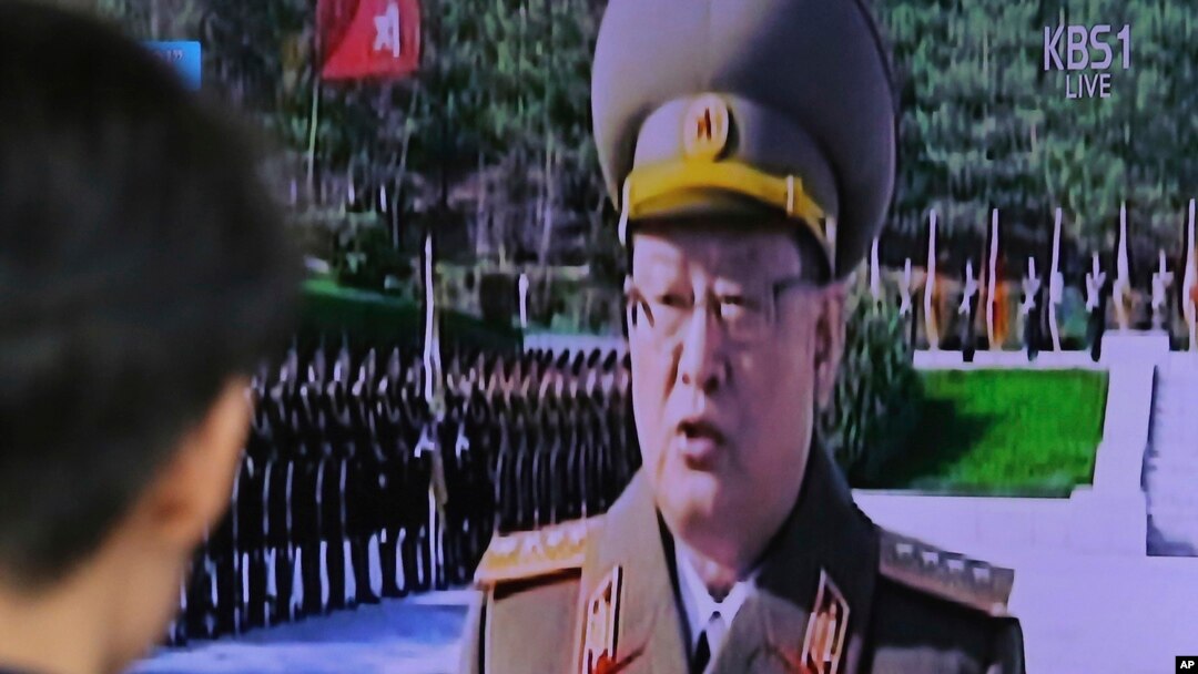 Seorang pria menonton televisi yang menayangkan profil Menteri Keamanan Korea Utara Kim Won Hong, di Stasiun Kereta Api Seoul di Seoul, Korea Selatan, Jumat, 3 Februari, 2017. (Foto: dok).