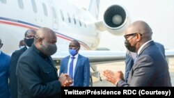 Président ya Burundi Evariste Nadshimiye (G) apesi losako na Ministre wa Yamboya RDC Jean-Michel Sama Lukonde na libanda lya mpepo ya N'Djili, Kinshasa, 12 juillet 2021. (Twitter/Présidence RDC)