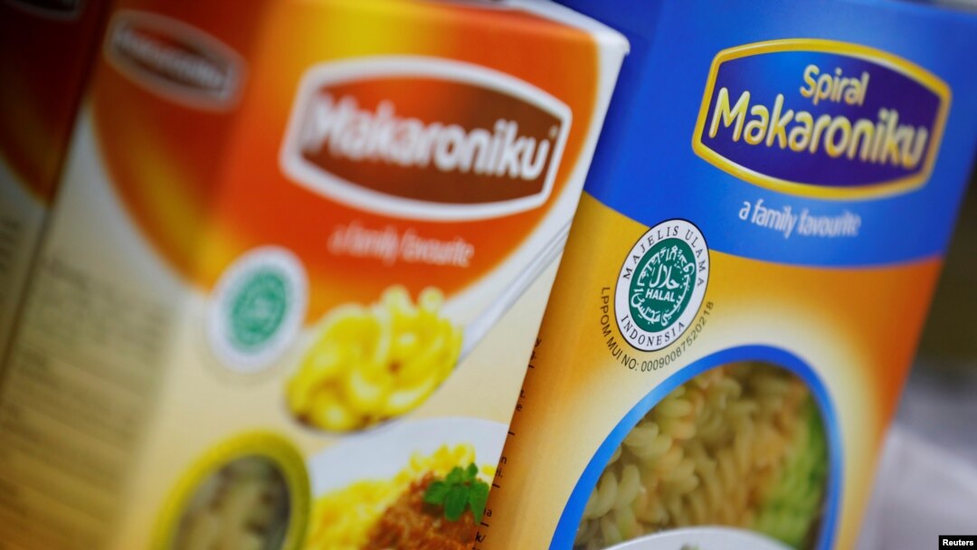 Produk makanan dengan label Halal dari MUI terlihat di sebuah Mini Market di Jakarta (foto: ilustrasi). 