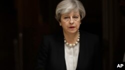 英国首相特雷莎·梅离开伦敦的唐宁街10号，前往曼彻斯特(2017年5月23日)