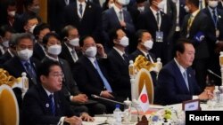 기시다 후미오 일본 총리(왼쪽)와 윤석열 한국 대통령이 12일 아세안+한중일 정상회의에 참석했다.