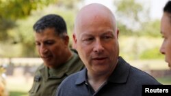 Jason Greenblatt (tengah, utusan Presiden AS Donald Trump untuk Timur Tengah, tiba untuk berkunjung ke Kibbutz Nahal Oz, sedikit di luar Jalur Gaza, di selatan Israel, 30 Agustus 2017 (foto: REUTERS/Amir Cohen)