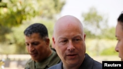 Jason Greenblatt (tengah), utusan khusus Timur Tengah Presiden Donald Trump, saat melakukan kunjungan ke Kibbutz Nahal Oz, di luar Jalur Gaza, bagian selatan Israel, 30 Agustus 2017. (Foto: Reuters)