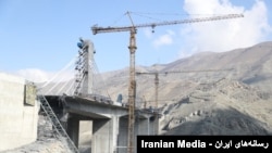 پل بی‌۱ کرج که سیزدهمین فروردین هم هدف قرار گرفته بود، بار دیگر در روز سه‌شنبه هدف حمله هوایی اسرائیل قرار گرفت.