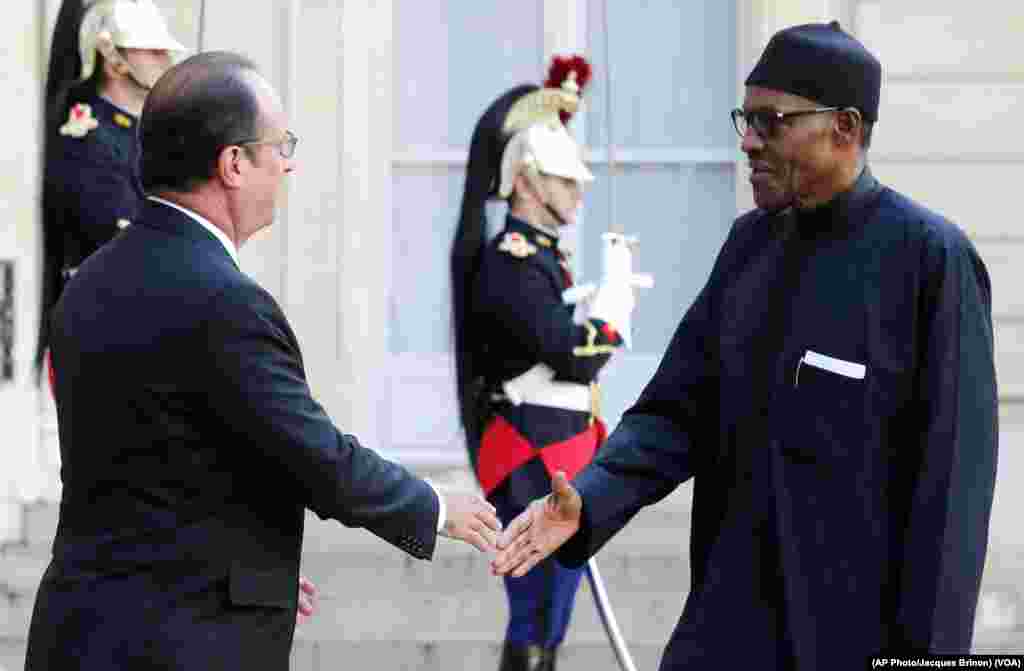 Shugaban Kasar Faransa Frankois Hollande Ya Marabci Shugaba Muhammadu Buhari A Fadar Elysee Dake Birinin Faris. Satumba 14, 2015.