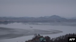 지난 2018년 1월 한국 파주에서 바라본 임진강과 북한 지역.