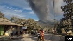 Warga mengungsi saat Gunung Lewotobi Laki-Laki kembali meletus sehari setelah letusan pertama di Desa Boru, Flores Timur, Nusa Tenggara Timur, 5 November 2024. (ARNOLD WELIANTO / AFP)