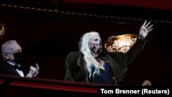 Penyanyi dan pencipta lagu Joni Mitchell melambaikan tangannya saat acara pemberian penghargaan Kennedy Center Honors di Washington, AS, pada 5 Desember 2021. (Foto: Reuters/Tom Brenner)