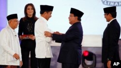 Para kandidat bersalaman seusai debat perdana hari Kamis malam (17/1) di Jakarta. 