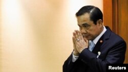 Pemimpin angkatan darat Thailand Jenderal Prayuth Chan-ocha memberi hormat sebelum dimulainya sidang Majelis Legislatif Nasional di Bangkok (18/8). 