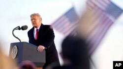 El expresidente Donald Trump, habla a la multitud antes de abordar el avión presidencia Air Force One en la base aérea Andrews, en el estado de Maryland, EE.UU., el 20 de enero 2021.