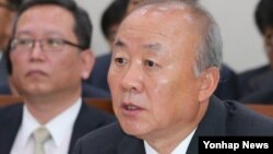 8일 한국 국회 국정감사에서 답변하는 류우익 통일부장관.