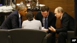 Presiden AS Barack Obama (kiri) dan Presiden Rusia Vladimir Putin (kanan) dalam pembicaraan di Antalya, Turki hari Minggu (15/11).