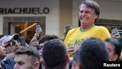 Calon presiden sayap kanan Brazil, Jair Bolsonaro meringis kesakitan usai ditikam di bagian perut saat kampanye di Juiz de Fora, Minas Gerais, Brazil, 6 September 2018 lalu. 