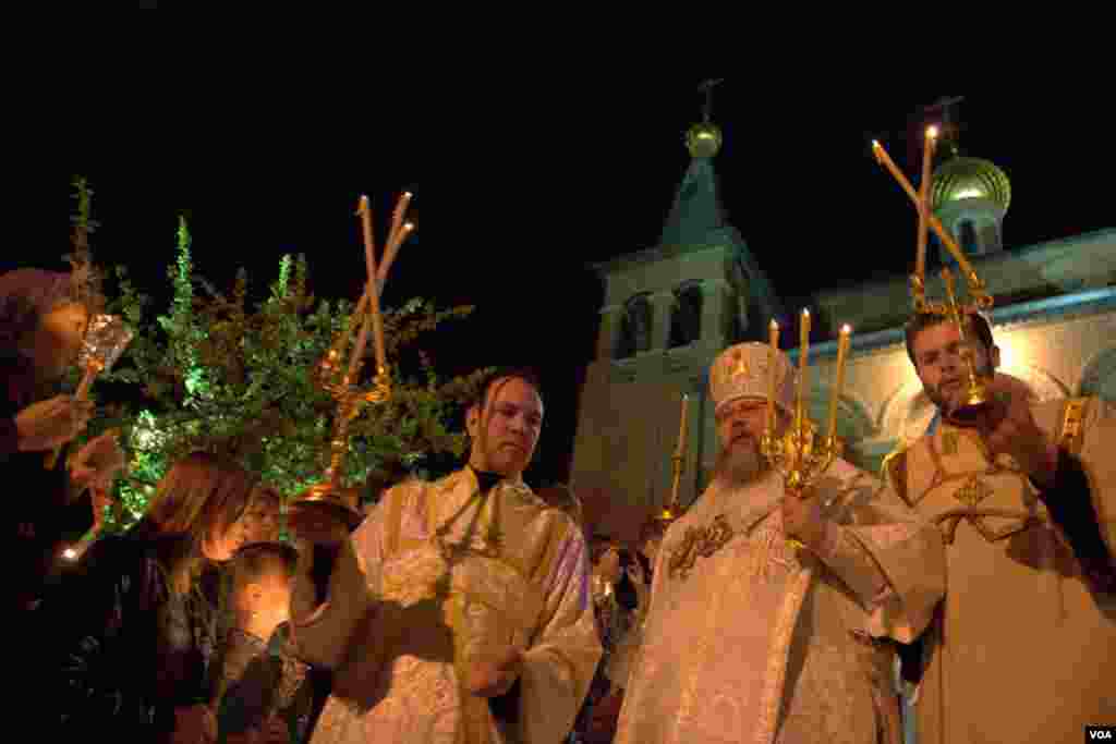 Крестный ход в Пасхальную ночь в соборе святого Иоанна Предтечи (Русская Зарубежная церковь)