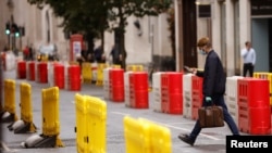 Фото: бар’єри для соціального дистанціювання вна вулицях Лондона 