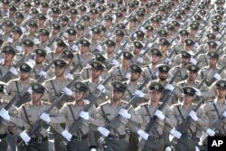 ایران کی مسلح افواج کے ارکان ایک پریڈ کے دوران ، فائل فوٹو