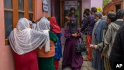 Seorang pemilih perempuan Kashmir, tengah, keluar setelah memberikan suaranya di pinggiran Srinagar, Kashmir yang dikuasai India, Senin, 13 Mei 2024. (Foto: AP/ Dar Yasin)