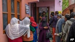 ভারত-নিয়ন্ত্রিত কাশ্মীরের শ্রী নগরের এক ভোট কেন্দ্রে ভোটারদের ভিড়। ফটোঃ ১৩ মে, ২০২৪। 