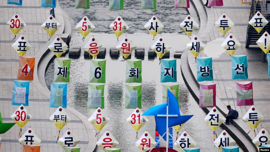 Plakat-plakat kampanye yang mendorong orang untuk memberikan suara dalam pemilu di Cheonggye, Seoul (2/6). 