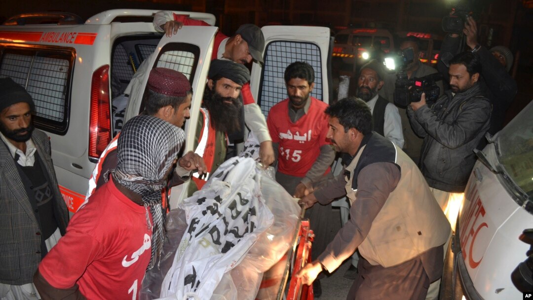 Relawan Pakistan mengangkut jenazah militan yang tewas dalam penggerebekan oleh pasukan keamanan di Quetta, Jumat (19/12).